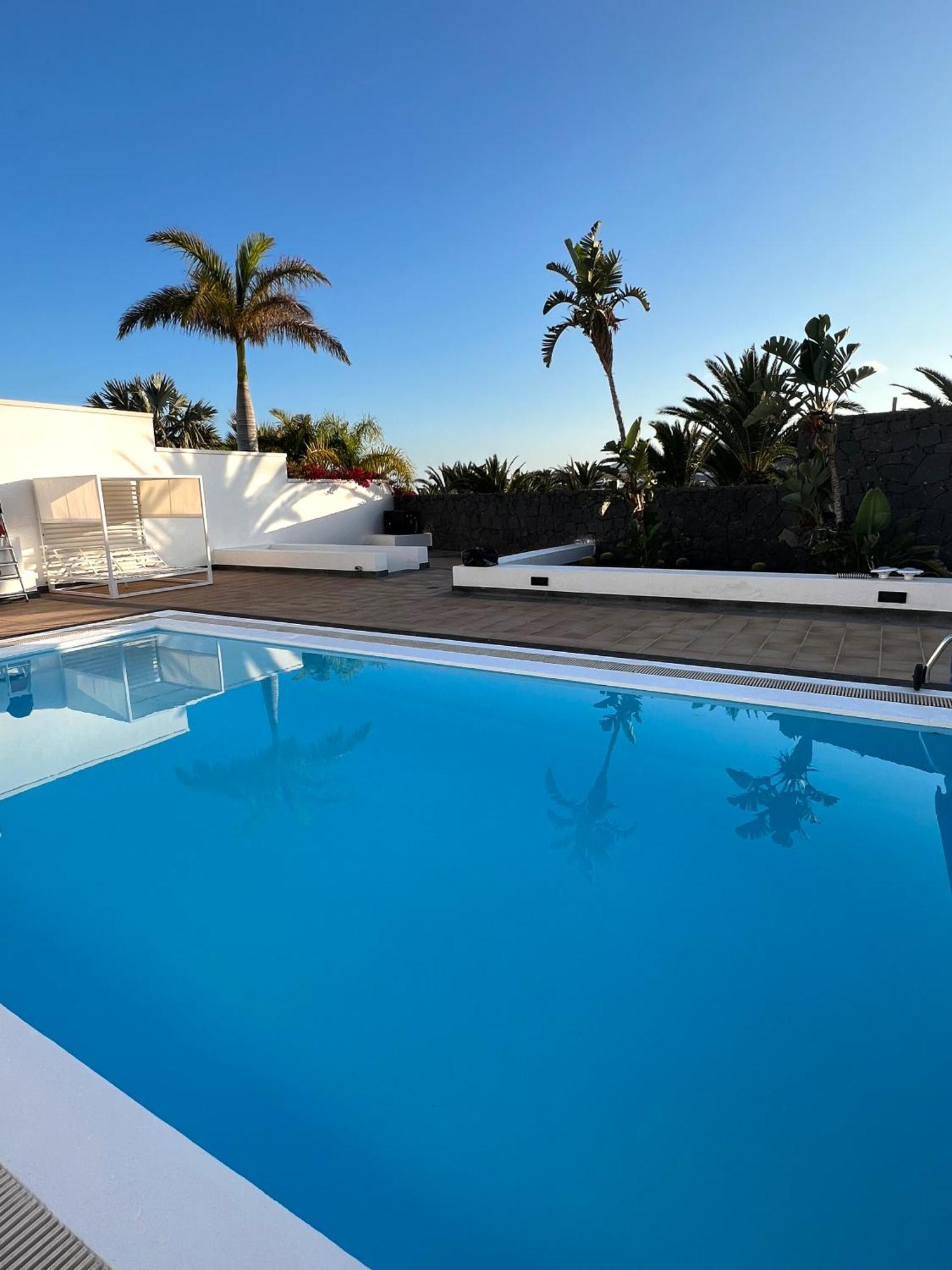 Villa Dedalos - A Luxury Large Villa With A Heated Pool In פוארטו קאלרו מראה חיצוני תמונה