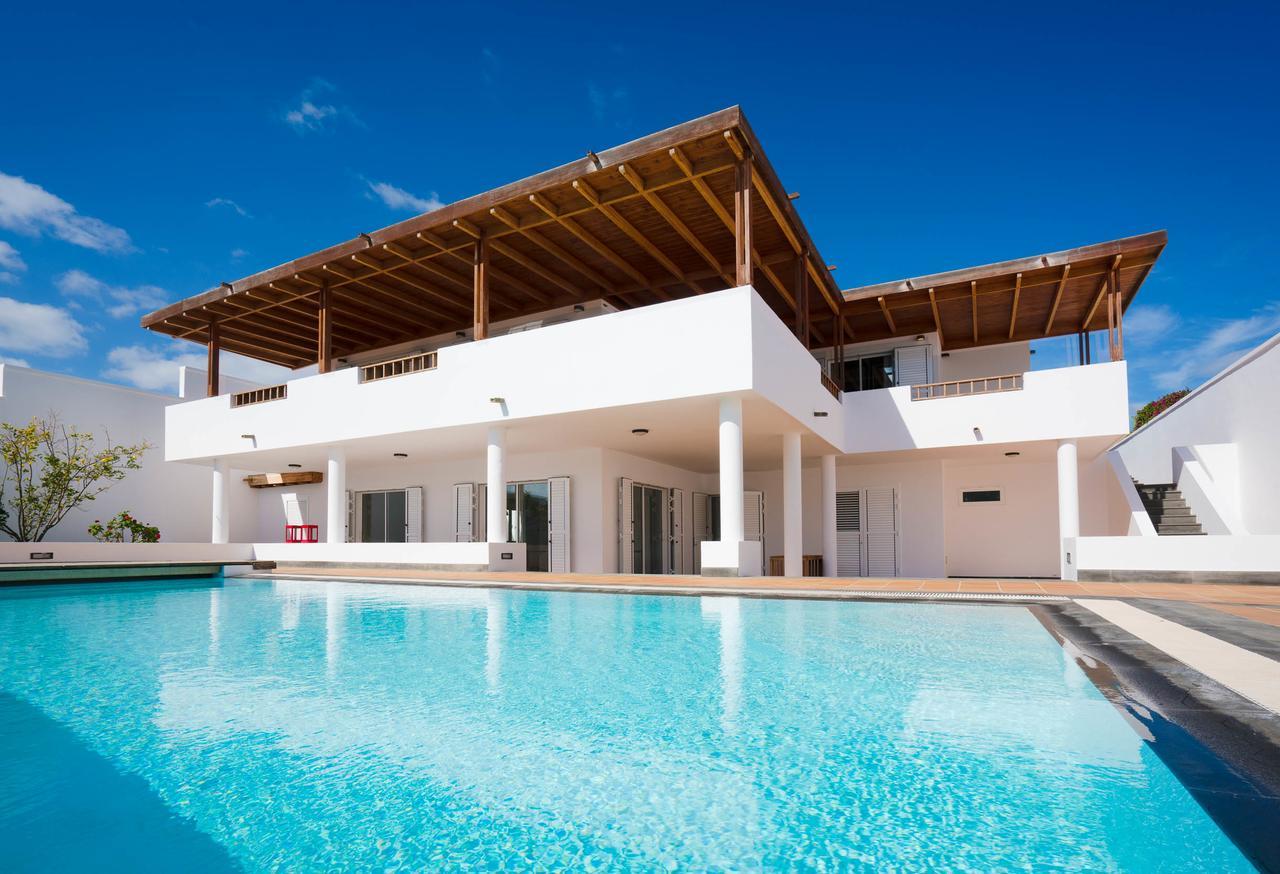 Villa Dedalos - A Luxury Large Villa With A Heated Pool In פוארטו קאלרו מראה חיצוני תמונה