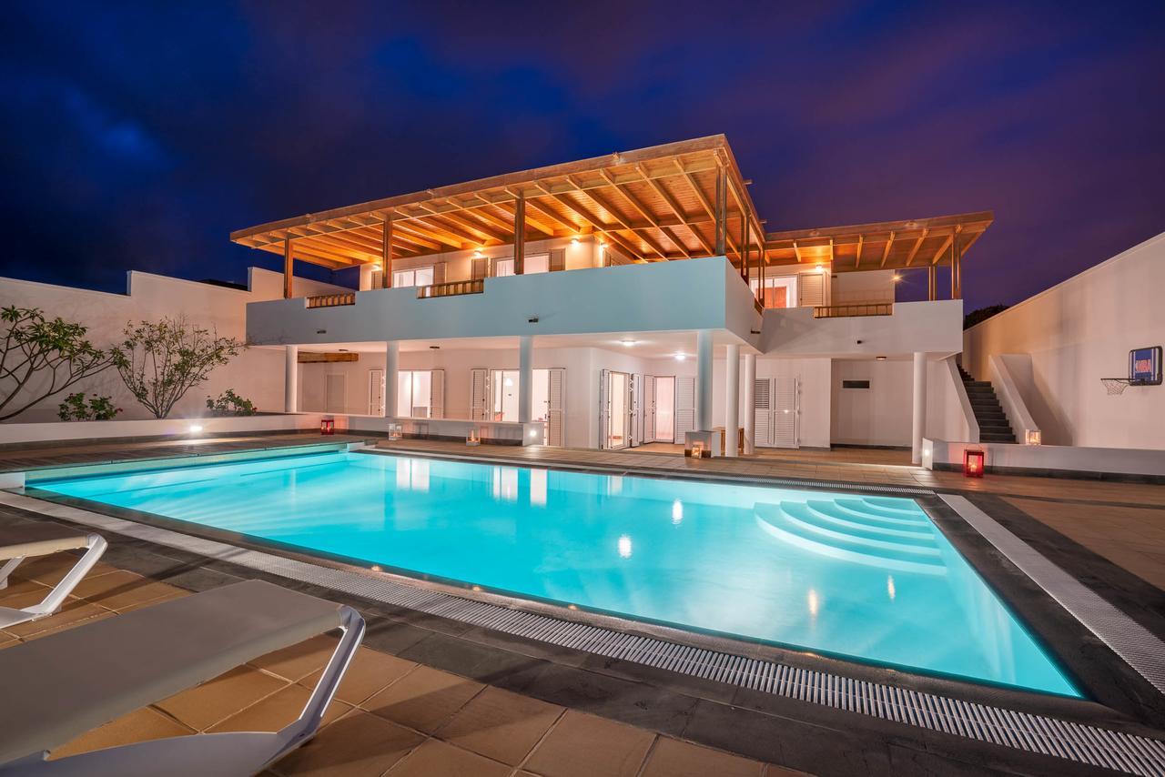 Villa Dedalos - A Luxury Large Villa With A Heated Pool In פוארטו קאלרו מראה חיצוני תמונה
